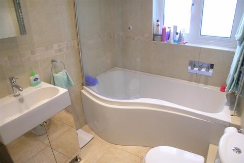 8, Malvern Court Hook Road, Surbiton, KT6 5AB