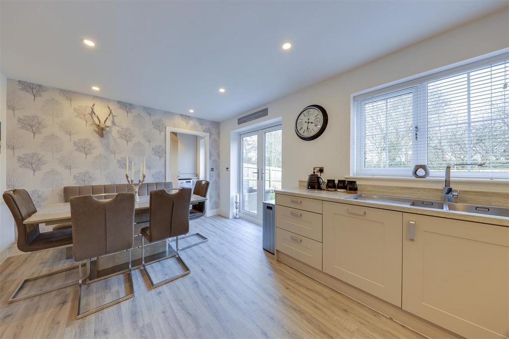 Diamond Close, Shavington, Crewe, Cheshire 4 bed detached house for sale £335,000