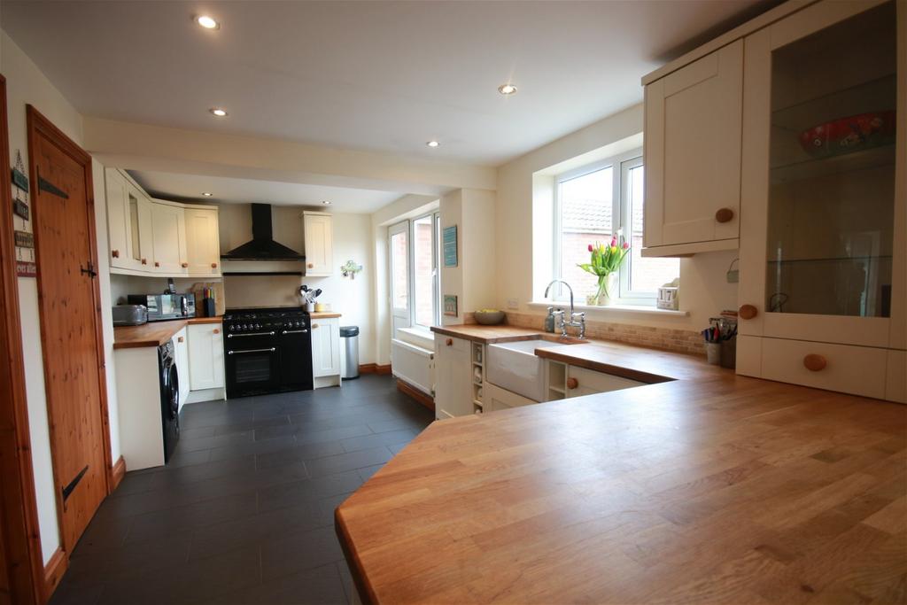 Nene Crescent, Oakham 4 bed detached house £385,000