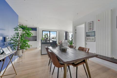 3 bedroom flat for sale, Pendant Court, Royal Wharf, E16