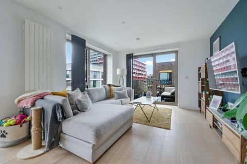 3 bedroom flat for sale, Pendant Court, Royal Wharf, E16
