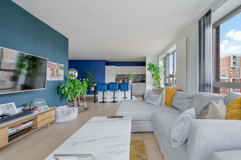 3 bedroom flat for sale, Pendant Court, Royal Wharf, E16