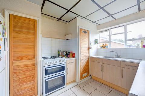 3 bedroom apartment to rent, Lane Court, SW11