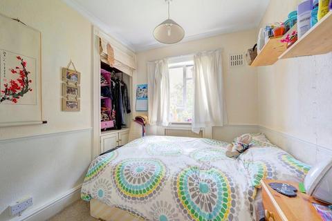 3 bedroom apartment to rent, Lane Court, SW11