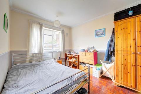 3 bedroom apartment to rent, Lane Court, SW11