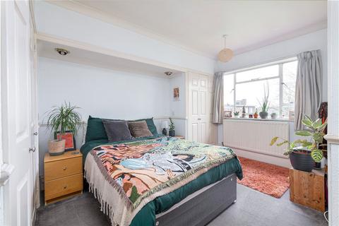 3 bedroom apartment to rent, Lane Court, SW11