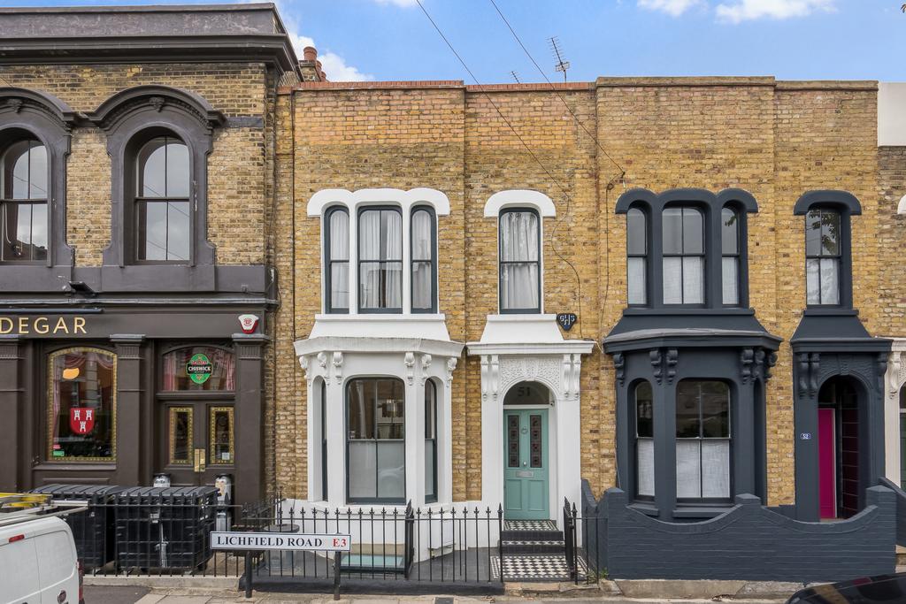 Lichfield Road, Mile End, E3 4 bed terraced house £3,500 pcm (£808 pw)