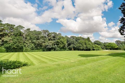 16 Beacon Crescent, Hindhead, GU26 6UG