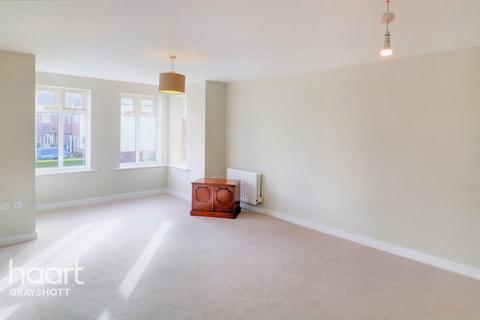 16 Beacon Crescent, Hindhead, GU26 6UG