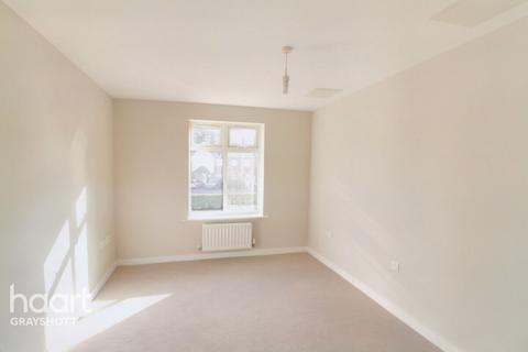 16 Beacon Crescent, Hindhead, GU26 6UG