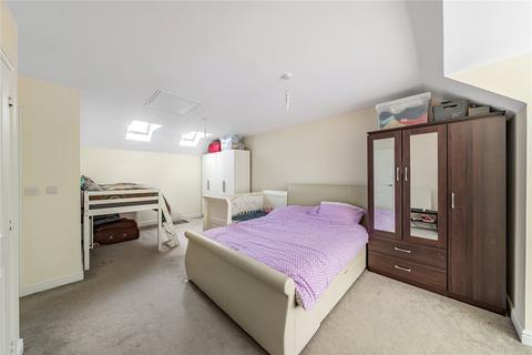 4 bedroom semi-detached house for sale - Sopwith Way, Addlestone, Surrey, KT15
