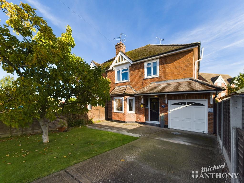 Mandeville Road, Aylesbury 3 bed semidetached house for sale £450,000