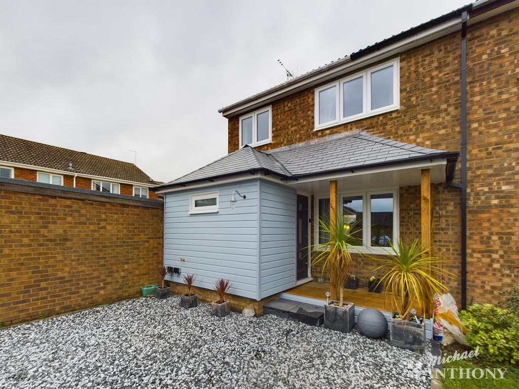 Winterton Drive, Aylesbury 3 bed terraced house £360,000