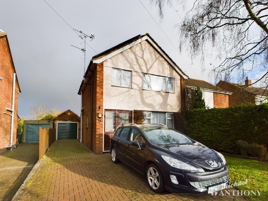 Queens Mead, Aylesbury 3 bed semidetached house £415,000