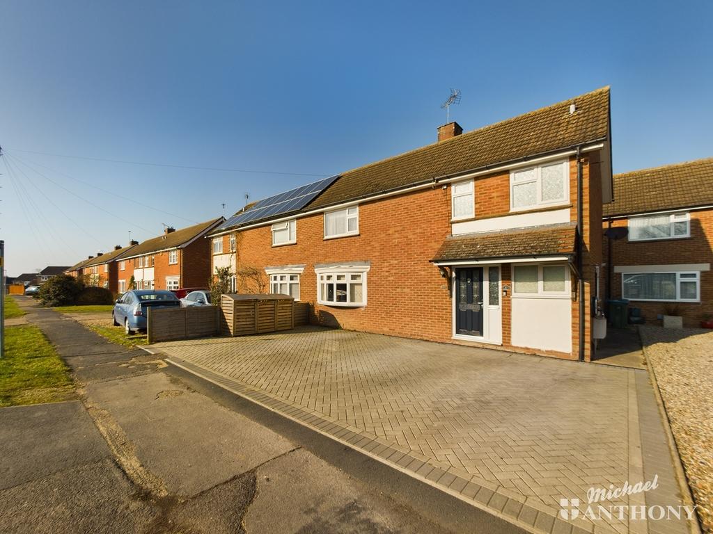 Winterton Drive, Aylesbury 3 bed semidetached house for sale £400,000