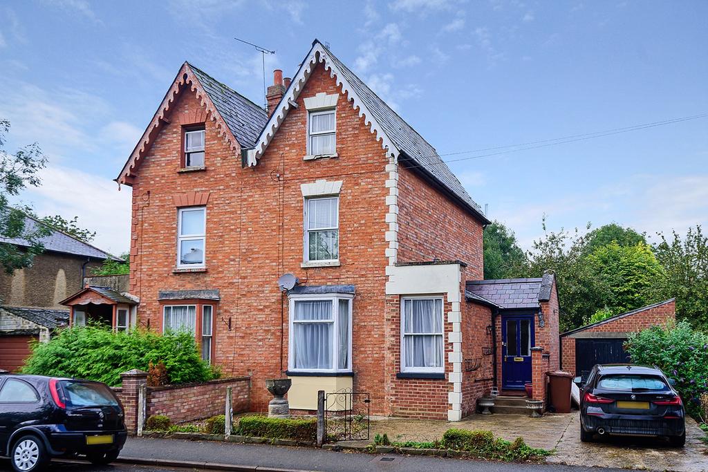 Bath Road, Banbury, OX16 3 bed semidetached house £425,000