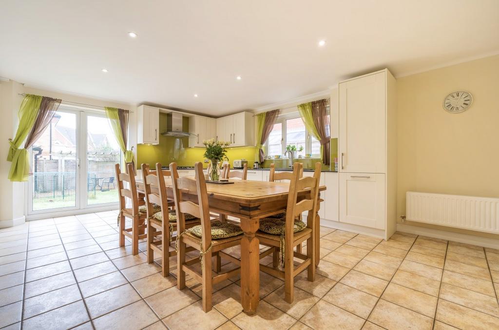 Huron Drive, Liphook, GU30 5 bed detached house for sale £865,000