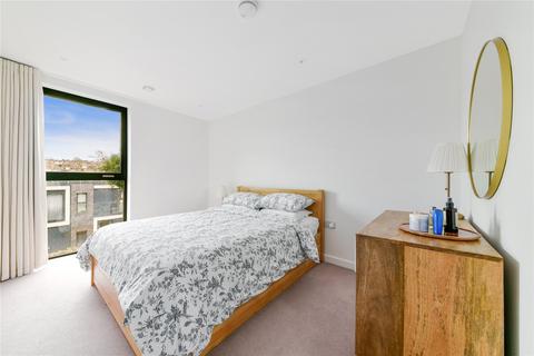3 bedroom apartment to rent, Hawthorne Crescent, London, SE10