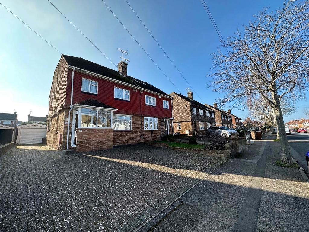 Broadview Avenue, Rainham 3 bed semidetached house £400,000