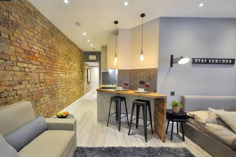 Studio to rent, Linden Gardens, London W2