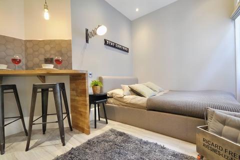 Studio to rent, Linden Gardens, London W2