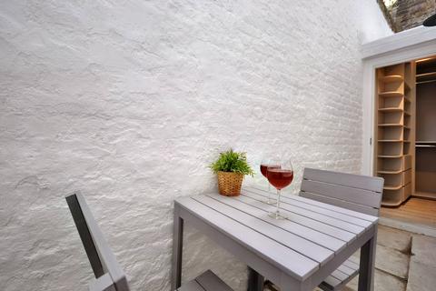 Studio to rent, Linden Gardens, London W2