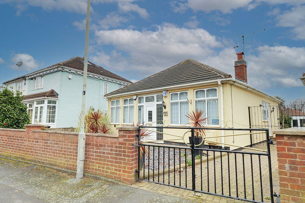 Uplands Grove, Willenhall WV13 3PE 2 bed detached bungalow £180,000