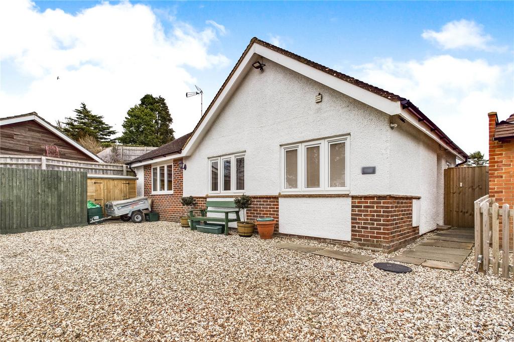 Long Lane, Shaw, Newbury, Berkshire... 2 bed bungalow £350,000