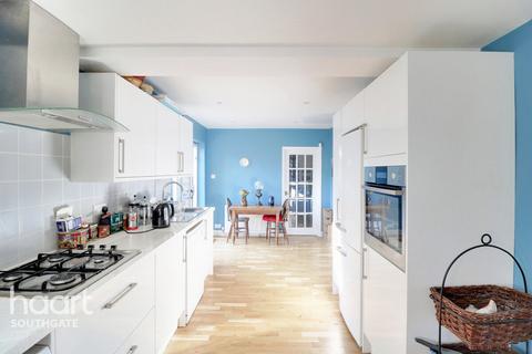 6 Blagdens Close, London, N14 6DE
