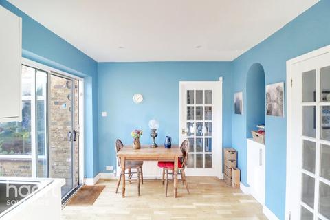 6 Blagdens Close, London, N14 6DE