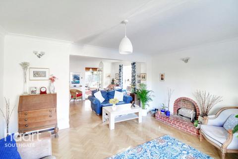 6 Blagdens Close, London, N14 6DE