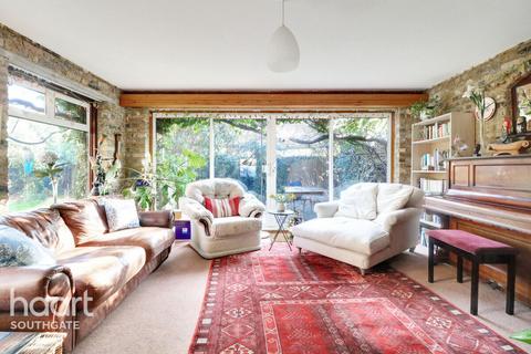 6 Blagdens Close, London, N14 6DE