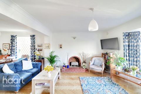 6 Blagdens Close, London, N14 6DE