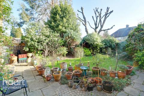 6 Blagdens Close, London, N14 6DE