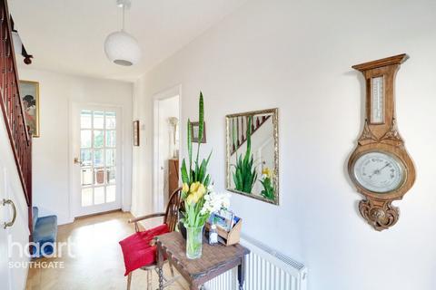6 Blagdens Close, London, N14 6DE