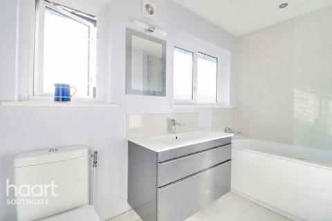 6 Blagdens Close, London, N14 6DE