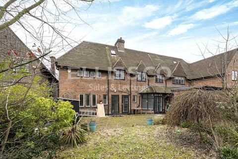 6 bedroom semi-detached house to rent, Finchley Road, Golders Green, NW11