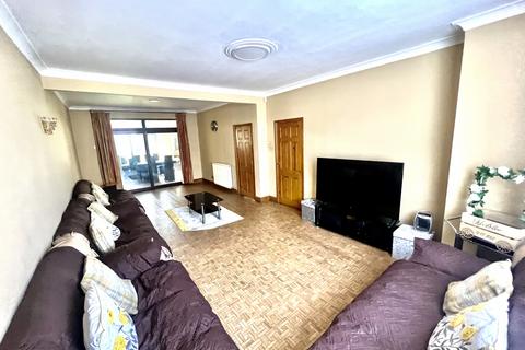 4 bedroom terraced house for sale, Tresco Gardens, IG3 9NH