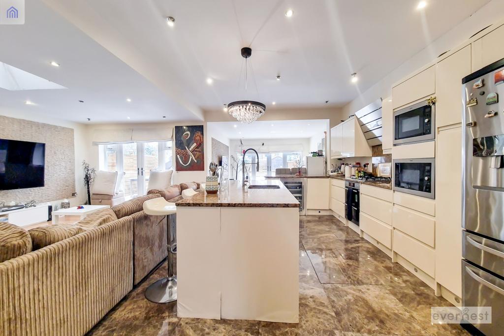 Prentis Road, SW16 1QD 4 bed semidetached house £5,000 pcm (£1,154 pw)