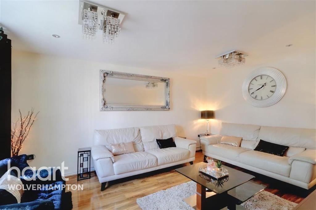 Akron Drive, Wolverhampton 5 bed detached house £1,700 pcm (£392 pw)