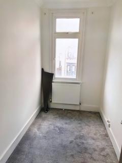 2 bedroom flat to rent, Westwell Road, London SW16
