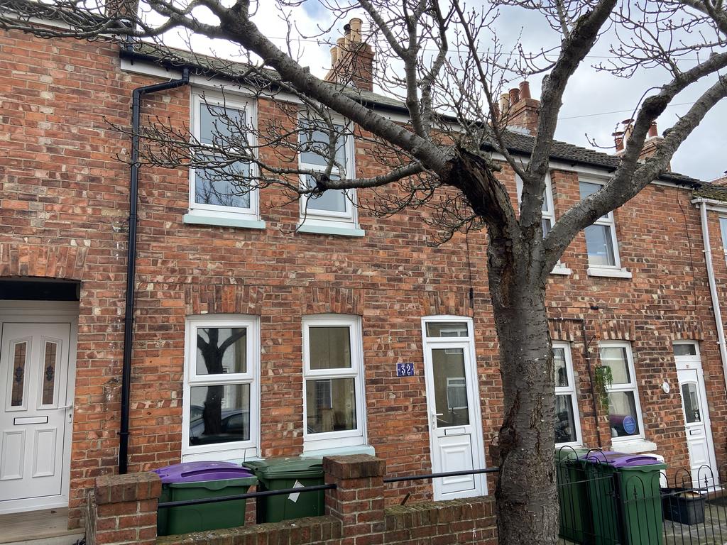 Dudley Road, Folkestone CT19 2 bed terraced house £1,000 pcm (£231 pw)