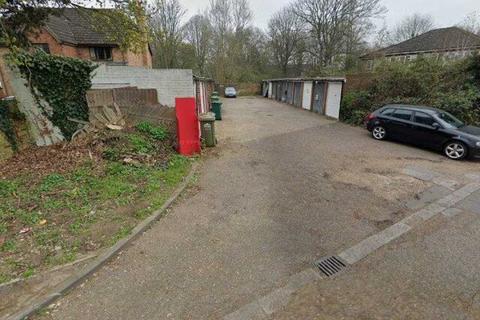 Garage to rent, Chestnut Manor Close, Staines-upon-Thames TW18
