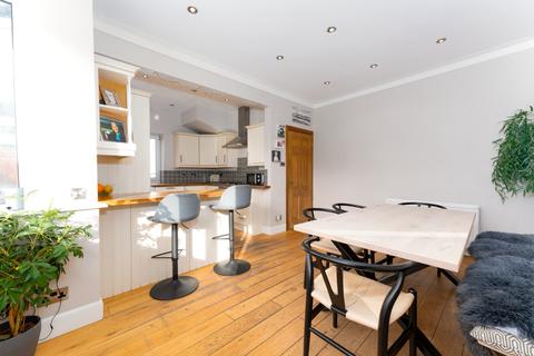 11 Lomondside Avenue, Clarkston, Glasgow, G76 7UQ