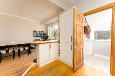 11 Lomondside Avenue, Clarkston, Glasgow, G76 7UQ