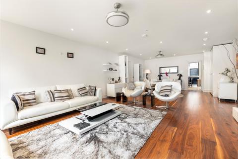 3 bedroom flat to rent - Audley Court, Hill Street, London, W1J