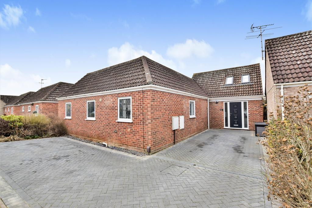 Broad Oaks Park, Colchester, CO4 0JX 4 bed detached bungalow for sale