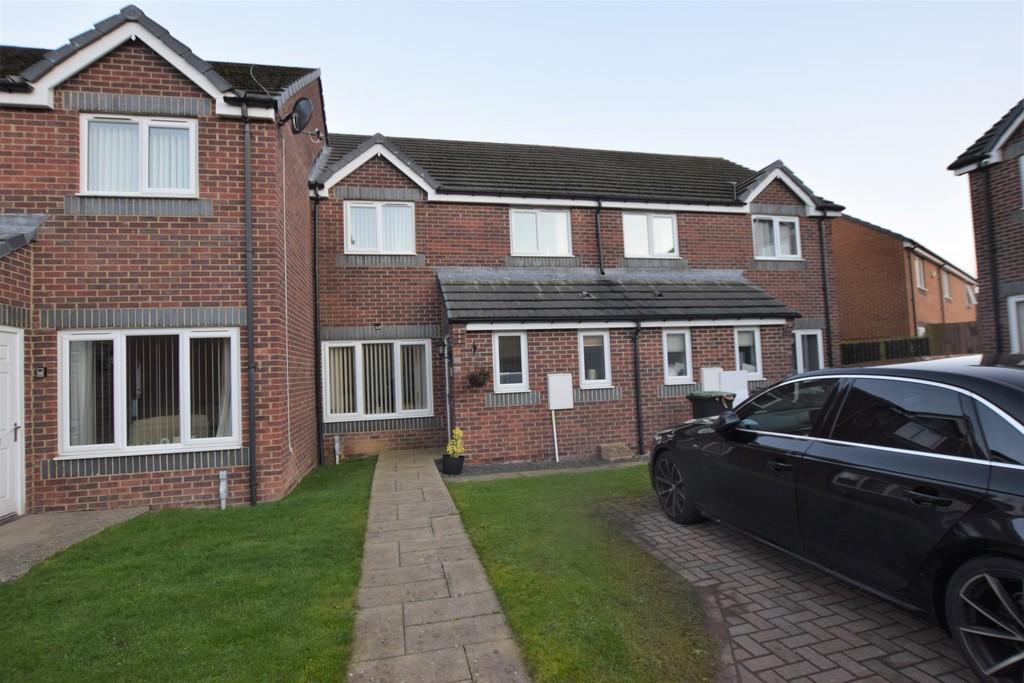 Balmoral Avenue, Catchgate, Stanley 3 bed terraced house £625 pcm (£