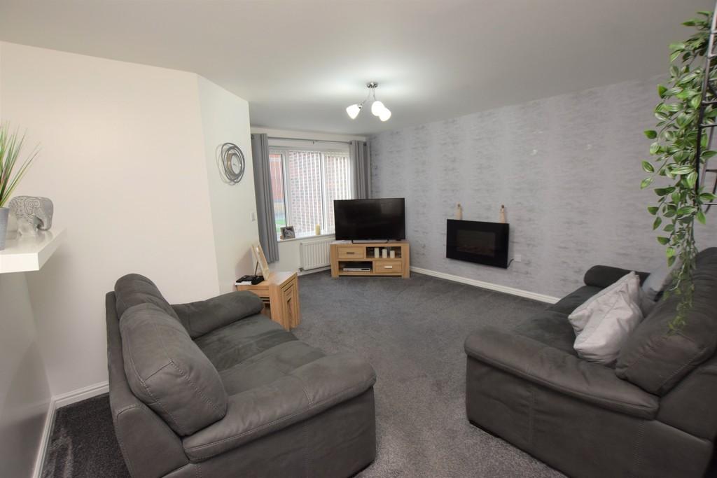 Balmoral Avenue, Catchgate, Stanley 3 bed terraced house £625 pcm (£