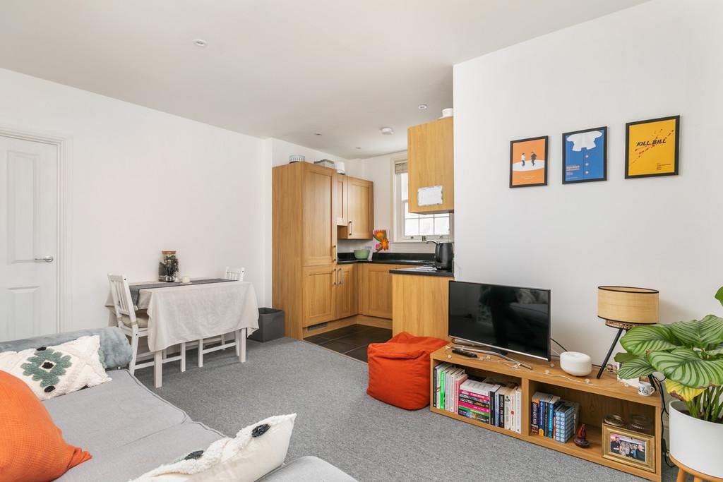 Burgage Mews, Alresford 2 bed ground floor flat £1,050 pcm (£242 pw)